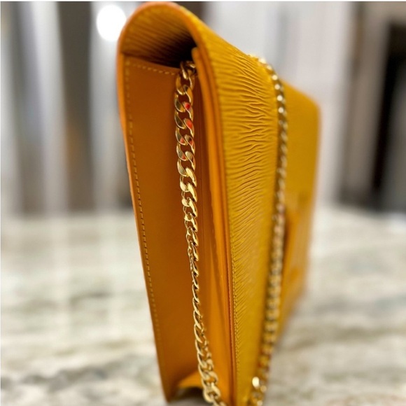 🌟HOST PICK🌟 Limited Edition Louis Vuitton Epi Leather Large Clutch Bag - Picture 4 of 16